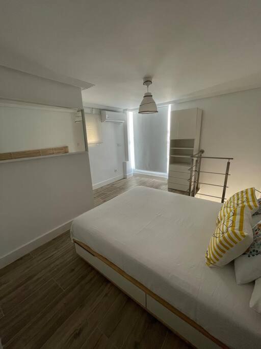 Posteľ alebo postele v izbe v ubytovaní Atico duplex con Terraza en pleno centro de Jerez
