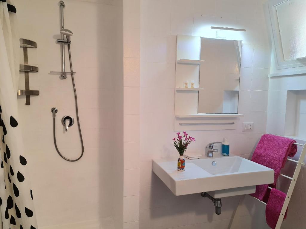 La salle de bains blanche est pourvue d'un lavabo et d'une douche. dans l'établissement Panoramic Villa Near The Sea, à Altavilla Milicia
