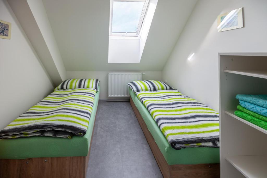 Postel nebo postele na pokoji v ubytování Apartmány Domek u lesa