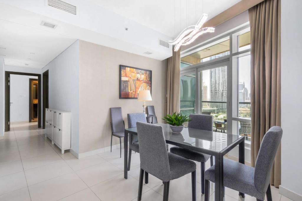 Fotografie z fotogalerie ubytování Luxury 2BR WALK to Burj Khalifa and Dubai Mall! شقة فاخرة غرفتين بجانب مول دبى وبرج خليفة v Dubaji