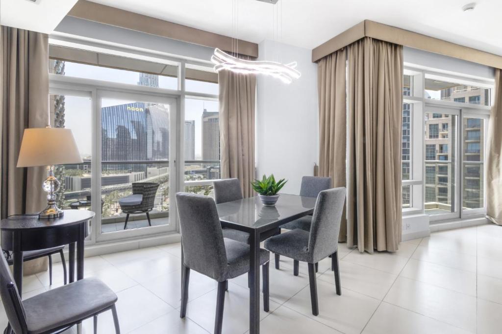 Fotografie z fotogalerie ubytování Luxury 2BR WALK to Burj Khalifa and Dubai Mall! شقة فاخرة غرفتين بجانب مول دبى وبرج خليفة v Dubaji