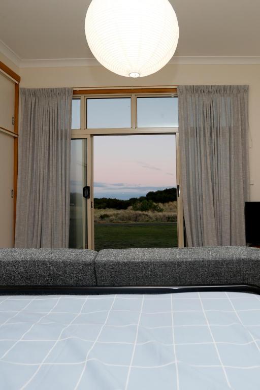 TV a/nebo společenská místnost v ubytování Stanley Beach House with Stunning Nut Views!