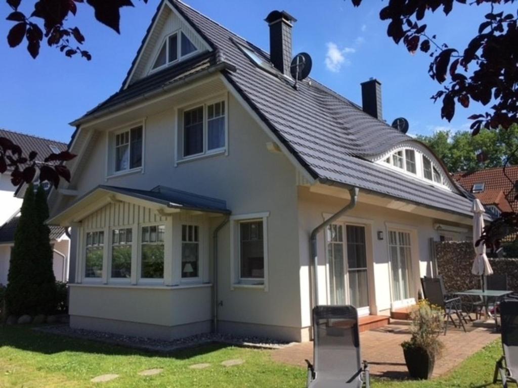 a white house with a gambrel roof at Mar Baltico in Zingst