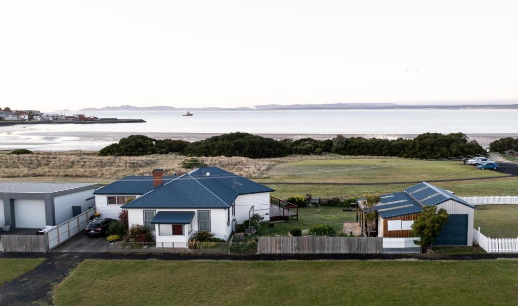 una vista aérea de una casa con el océano en el fondo en Stanley Beach House with Stunning Nut Views!, en Stanley