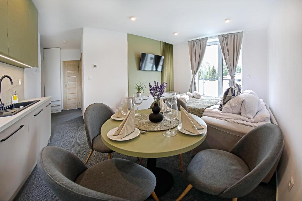 Μια τηλεόραση ή/και κέντρο ψυχαγωγίας στο Home Apartments Liptov