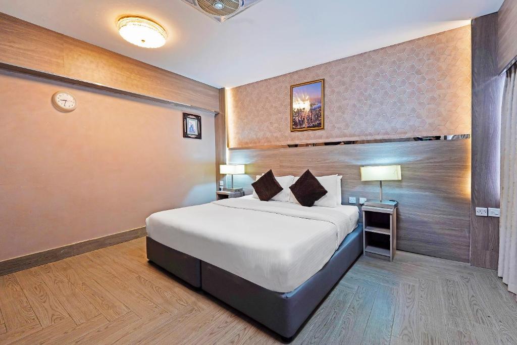 Tempat tidur dalam kamar di Trans World Hotel