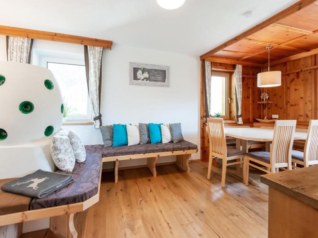 Posezení v ubytování Chalet in Ötz near Hochötz Ski Lift