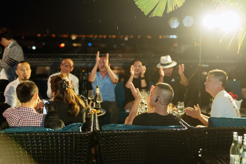 Гості La Mejor Hotel & Sky Bar