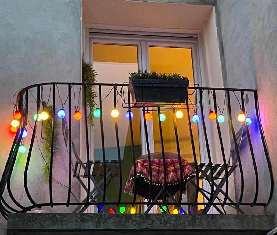 d'un balcon avec des lumières et une plante en pot. dans l'établissement Sololà, à Villeneuve-lès-Maguelone
