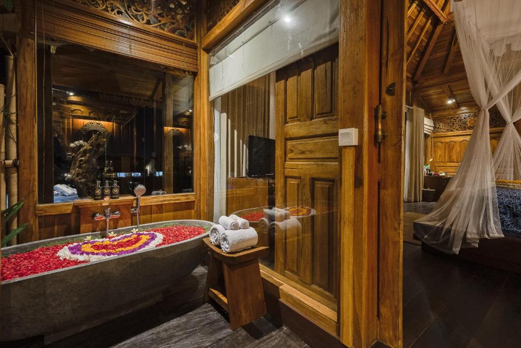 Airsania Ubud Antique Villas - 4