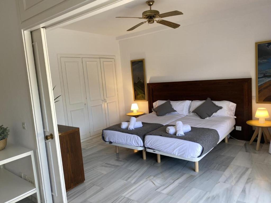 Posteľ alebo postele v izbe v ubytovaní Luminoso apartamento en segunda línea playa 436