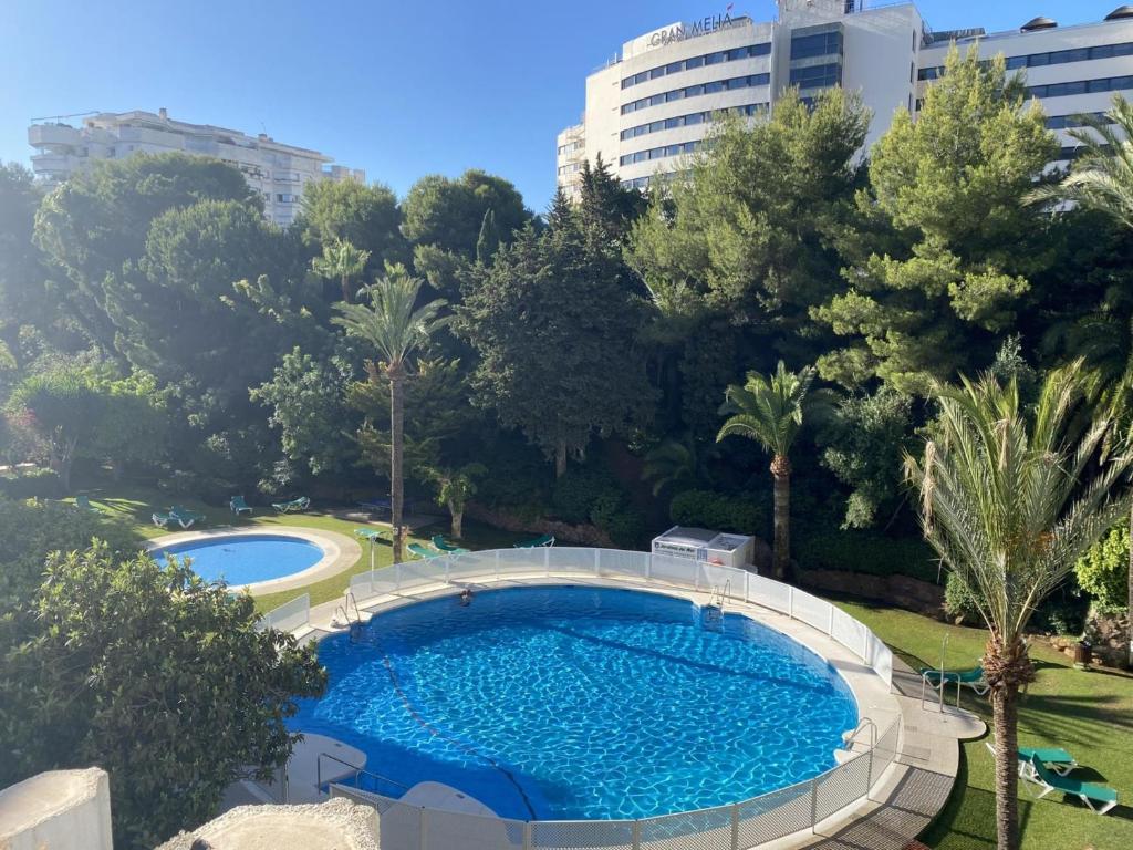 Bazén v ubytovaní Luminoso apartamento en segunda línea playa 436 alebo v jeho blízkosti