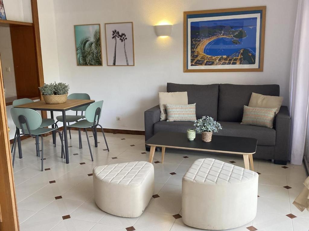 A seating area at Luminoso apartamento en segunda línea playa 438