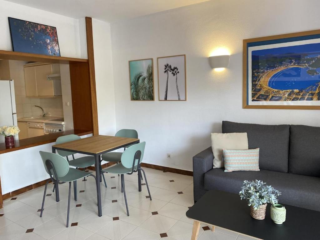 A seating area at Luminoso apartamento en segunda línea playa 438