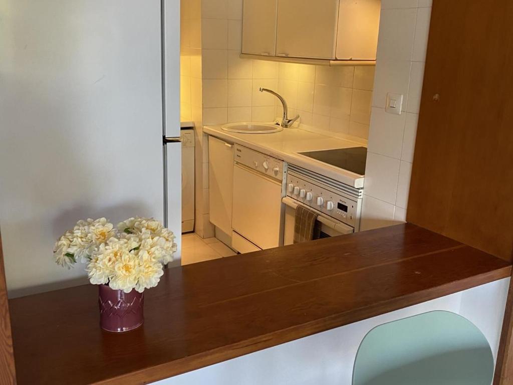 A kitchen or kitchenette at Luminoso apartamento en segunda línea playa 438