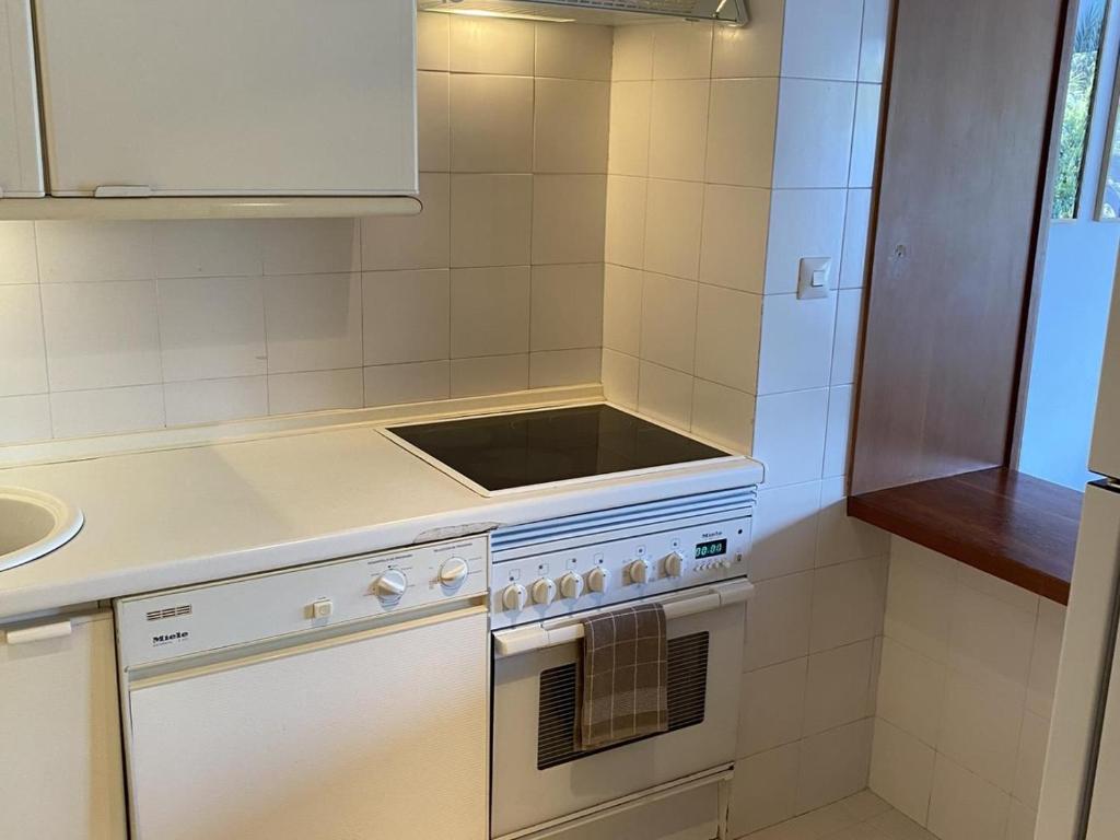 A kitchen or kitchenette at Luminoso apartamento en segunda línea playa 438