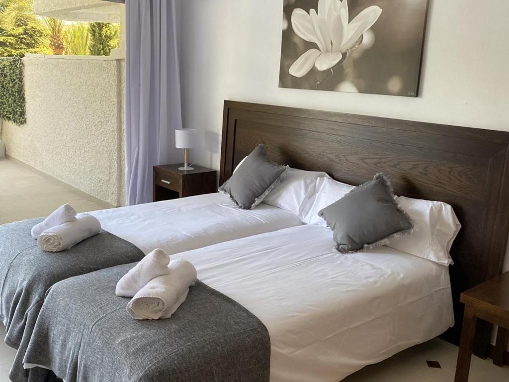 A bed or beds in a room at Luminoso apartamento en segunda línea playa 438
