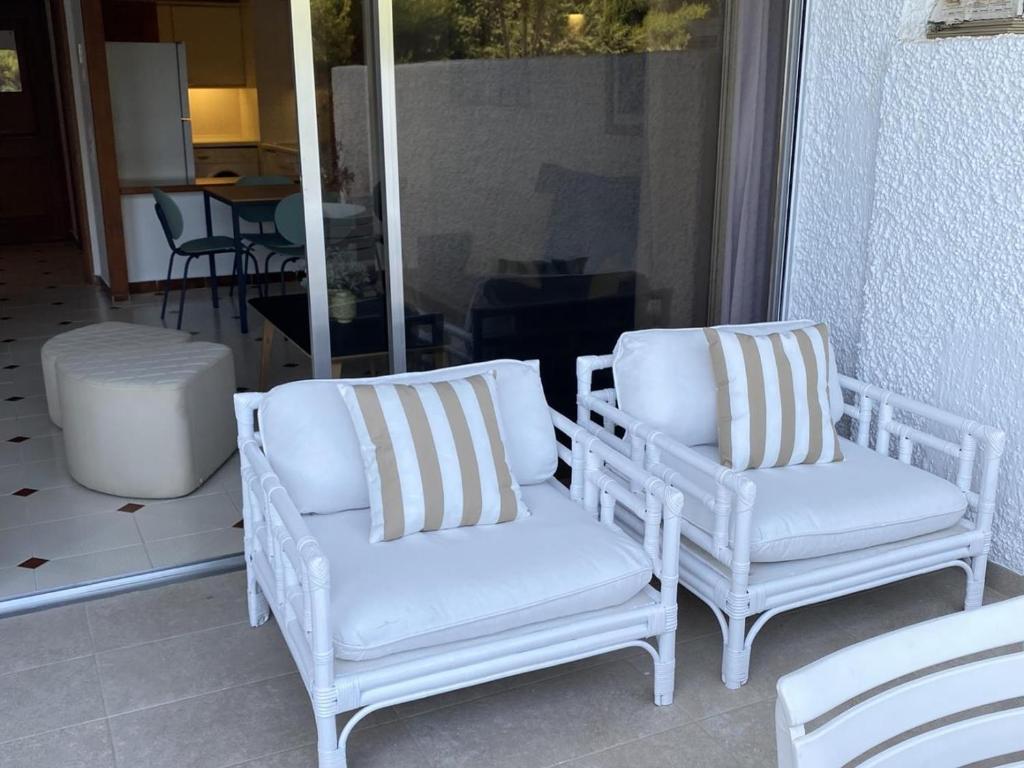 A seating area at Luminoso apartamento en segunda línea playa 438