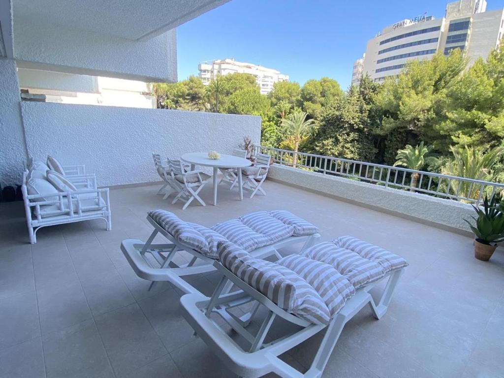 A balcony or terrace at Luminoso apartamento en segunda línea playa 438