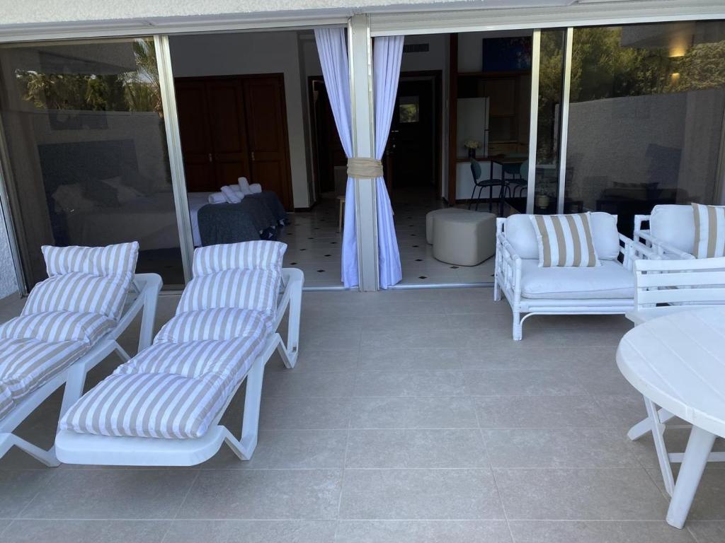 A patio or other outdoor area at Luminoso apartamento en segunda línea playa 438