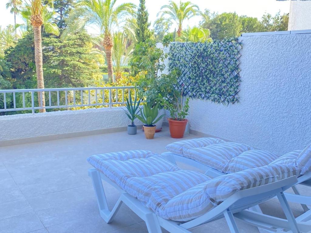 A balcony or terrace at Luminoso apartamento en segunda línea playa 438