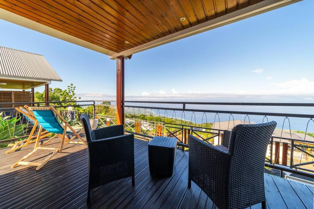 eine Terrasse mit Stühlen und Meerblick in der Unterkunft Kaz Noulafé in Saint-Leu