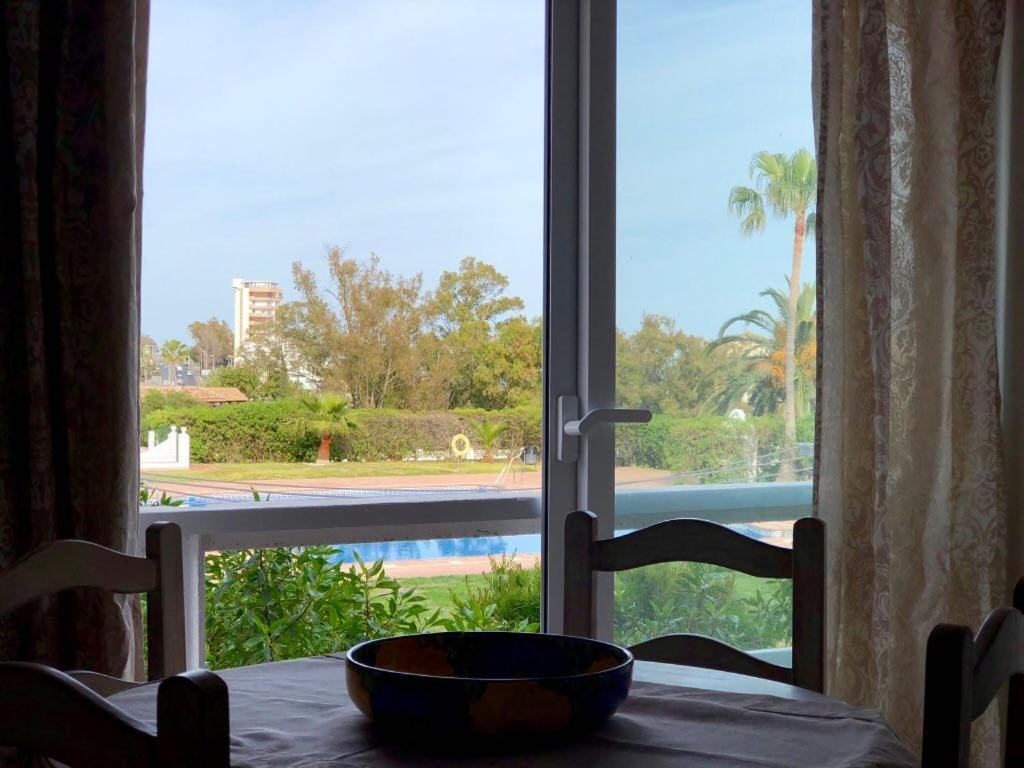 een kom zittend op een tafel voor een raam bij Estudio con encanto a metros de la playa in Sitio de Calahonda