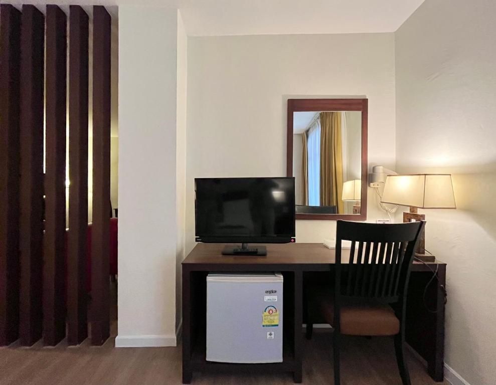 TV a/nebo společenská místnost v ubytování Golden Crown Grand Hotel