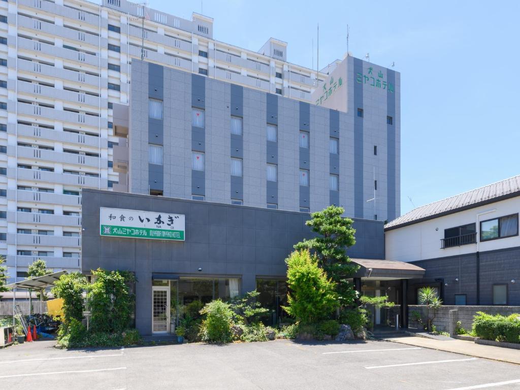 un gran edificio con un cartel en Inuyama Miyako Hotel, en Inuyama