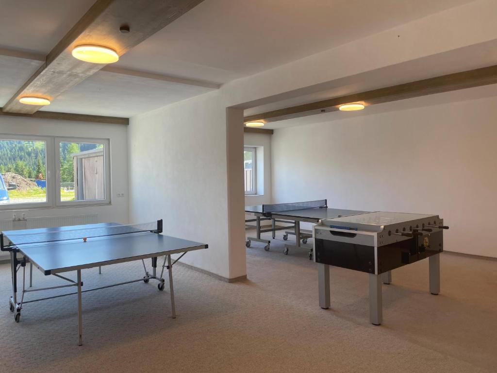 Hotel Berghofの敷地内または近くにある卓球施設