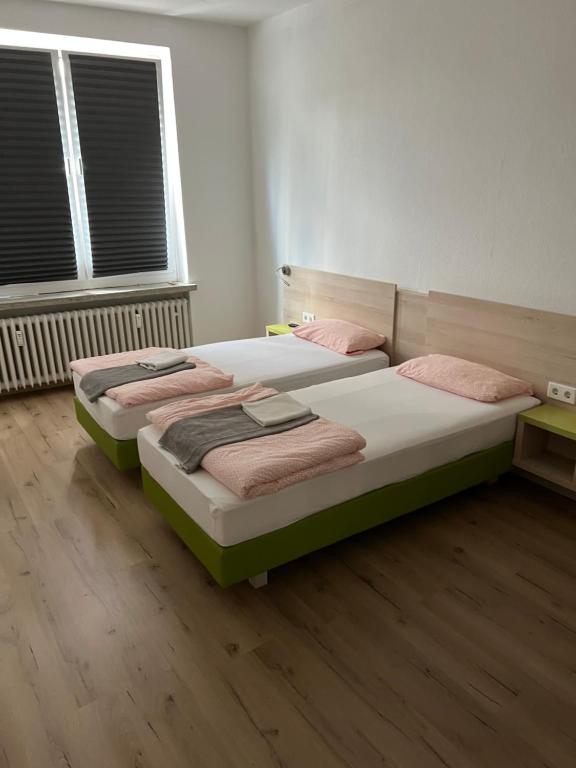 Waffel Cafe HOSTEL Monteurwohnung Ferienwohnung - Basic Triple Room With Shared Bathroom
