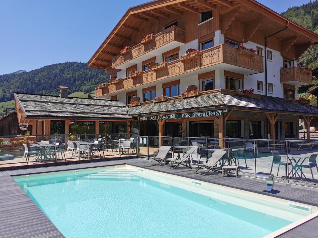 Nespecifikovaný výhled na hory nebo výhled na hory při pohledu z hotelu