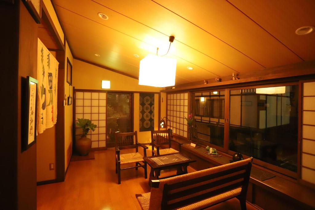 Posezení v ubytování 野沢温泉　奈良屋旅館