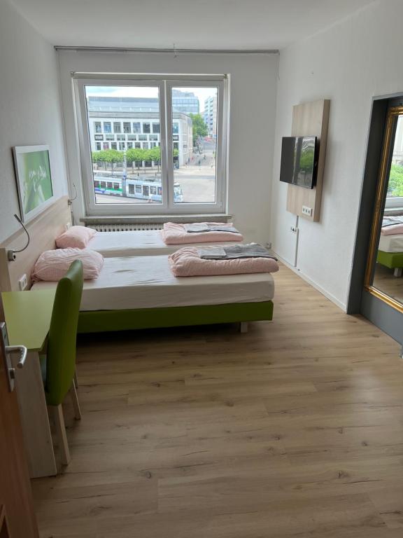 Waffel Cafe HOSTEL Monteurwohnung Ferienwohnung - Double Room With Shared Bathroom