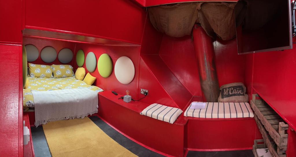 um quarto vermelho com uma cama numa casa de lego em Kaleb The Combine em Boston