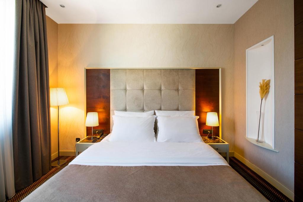 Letto o letti in una camera di CRYSTAL Hotel Belgrade