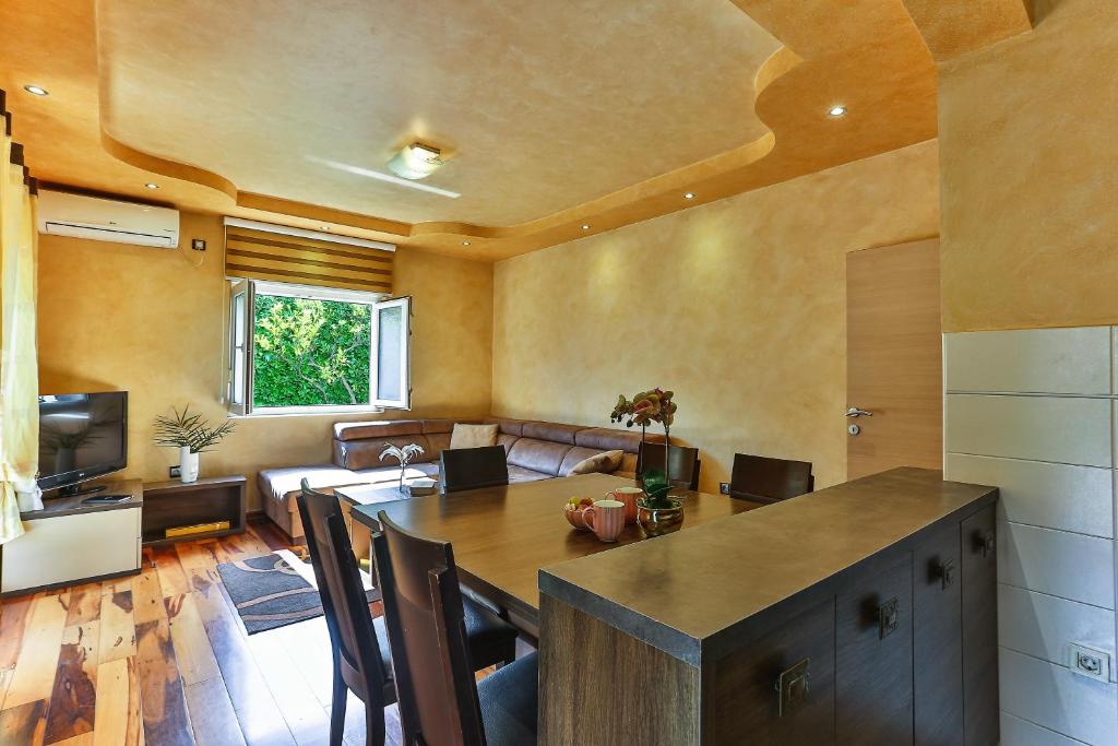 Kuchyň nebo kuchyňský kout v ubytování Montesun Holiday Novak Home