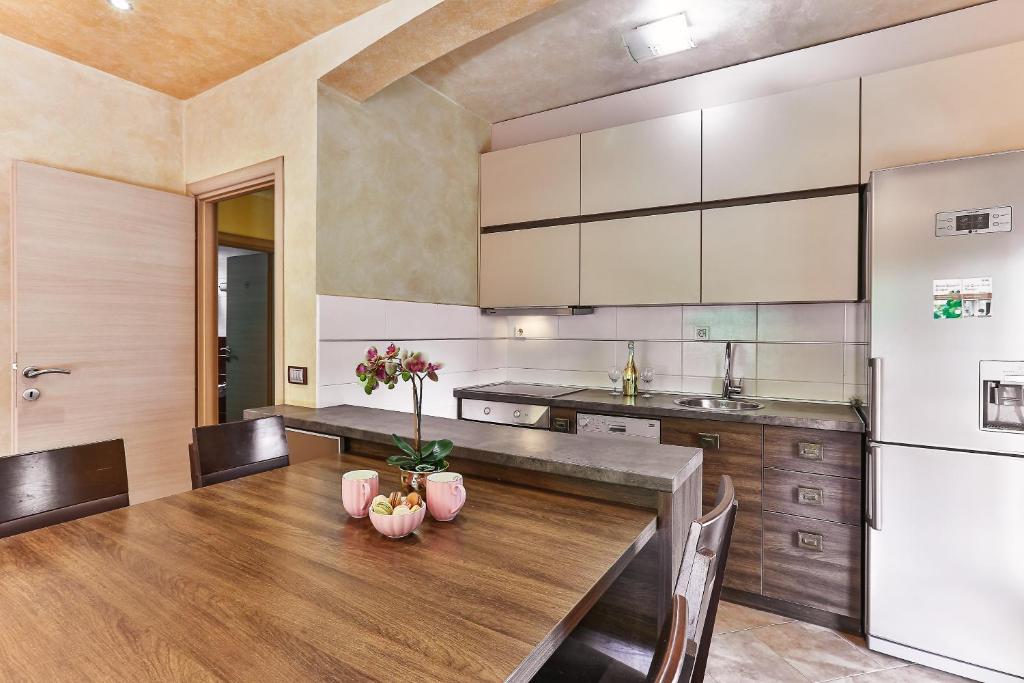 Kuchyň nebo kuchyňský kout v ubytování Montesun Holiday Novak Home