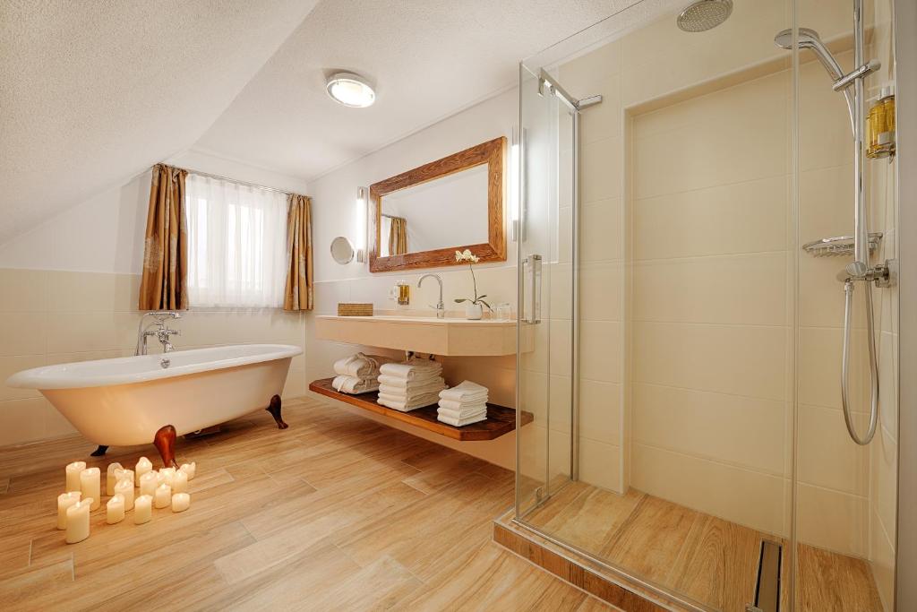 Koupelna v ubytování ADLER HÄUSERN Gourmet & Spa Hotel