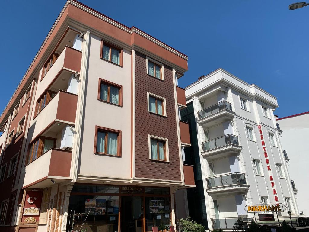 dos edificios uno al lado del otro en una calle en Parfe Apart, en Trabzon