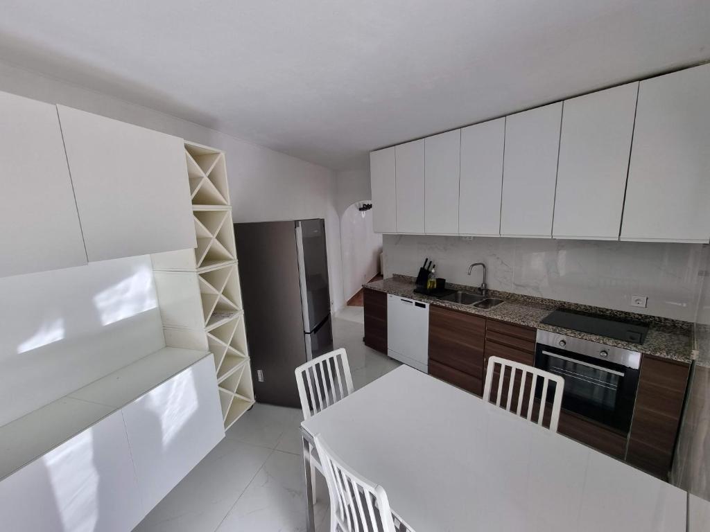 Kuchyň nebo kuchyňský kout v ubytování AAA T2 Awesome Albufeira Apartments Piscina Marina