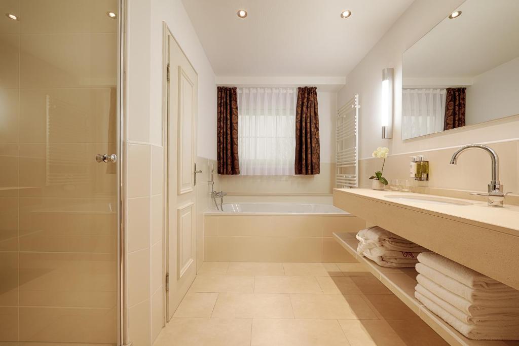 Koupelna v ubytování ADLER HÄUSERN Gourmet & Spa Hotel