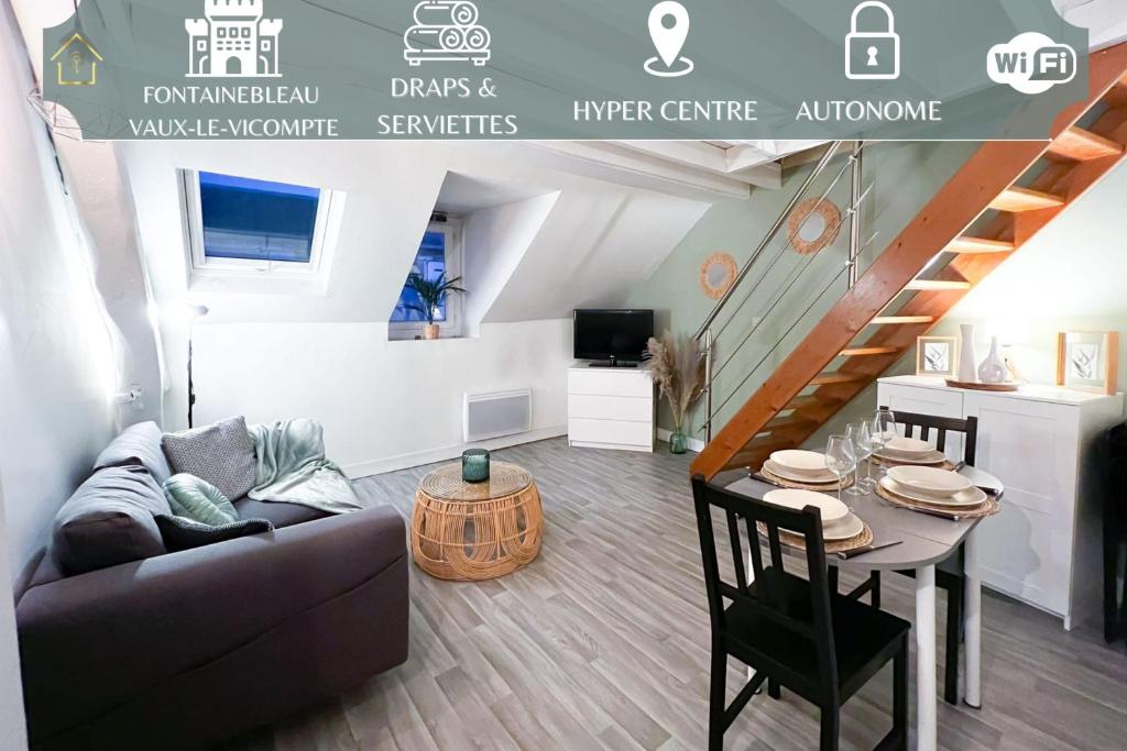 - un salon avec un canapé et une table dans l'établissement Appart'Hôtel BELLE HELENE Calme & Chic, à Montereau-faut-Yonne