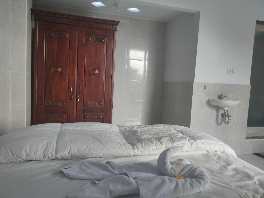 Roy Guest House - Deluxe Room (2 Adults + 1 Child)