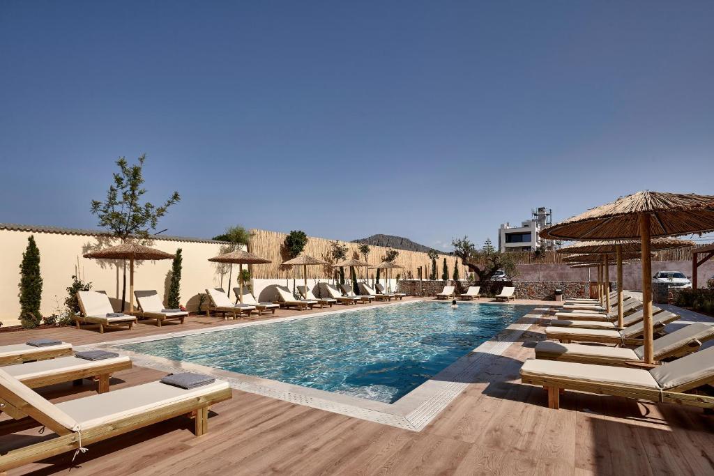 Bazén v ubytování Volta Suites and Villas nebo v jeho okolí