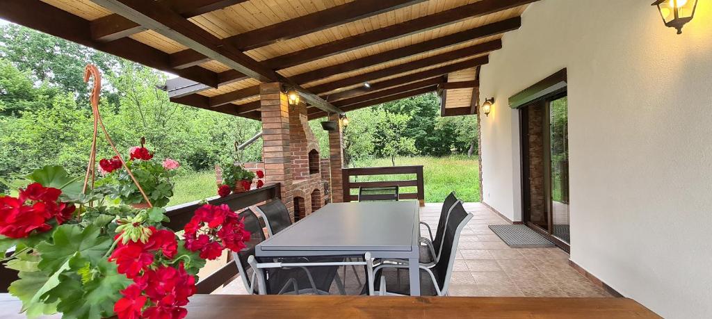 Casuta cu Bine - Three-Bedroom Chalet