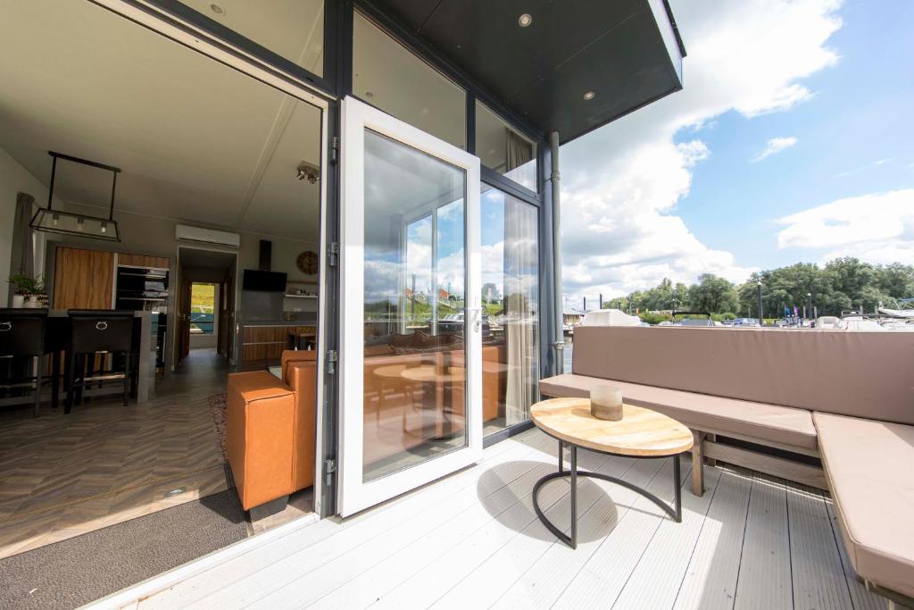EuroParcs Marina Strandbad - Waterlodge 4