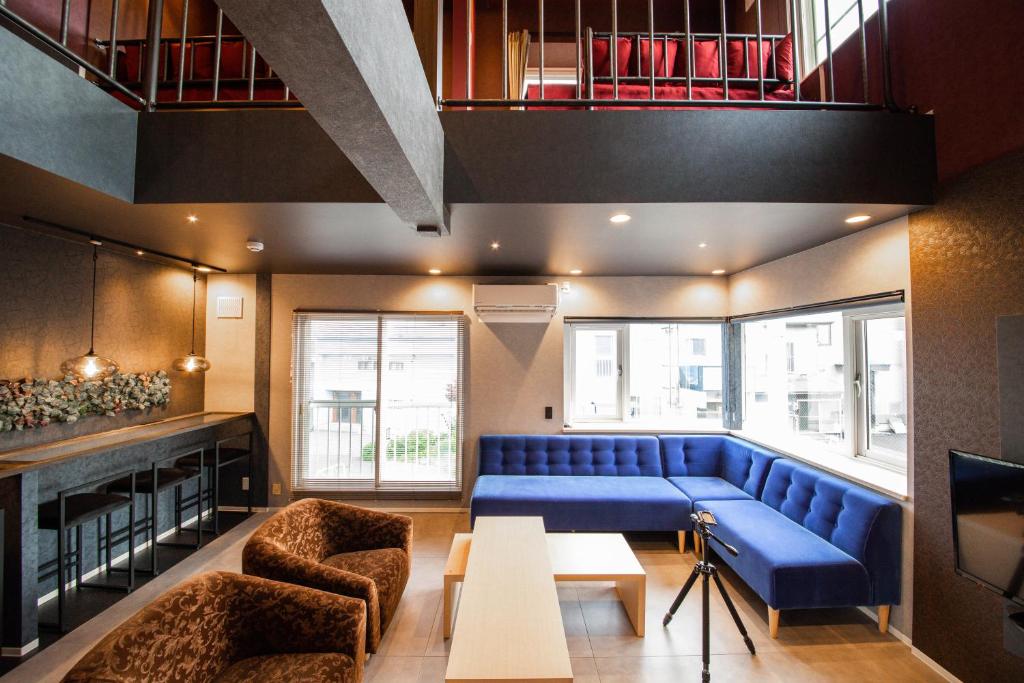 THE BEEHIVE AIOI في أوتارو: غرفة معيشة مع أريكة وكراسي زرقاء