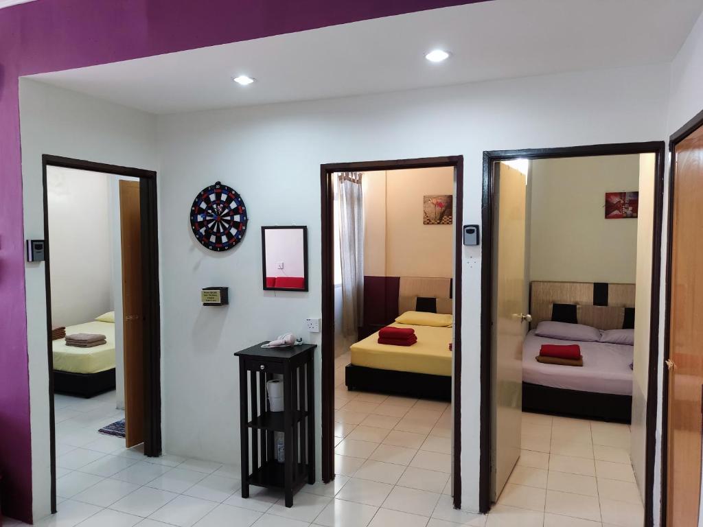 um quarto com duas camas e dois espelhos em Penang Tanjung Bungah Medium Cost Apartment Stay em Tanjung Bungah