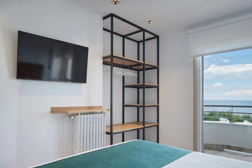 Televízia a/alebo spoločenská miestnosť v ubytovaní Zinemaldi Suite by FeelFree Rentals
